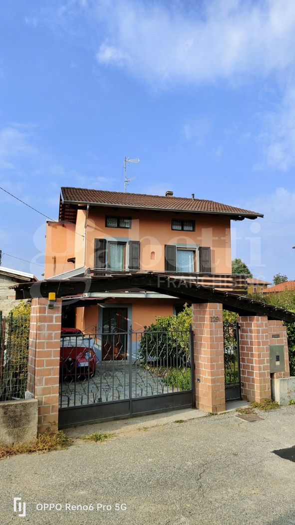 Casa indipendente con giardino a Cossato