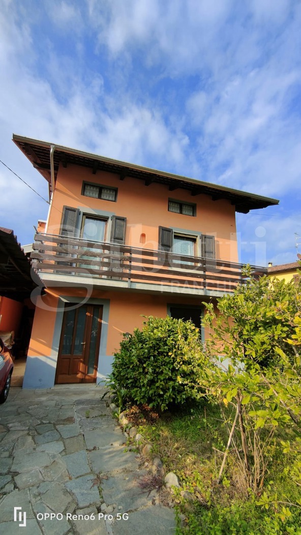 Casa indipendente con giardino a Cossato