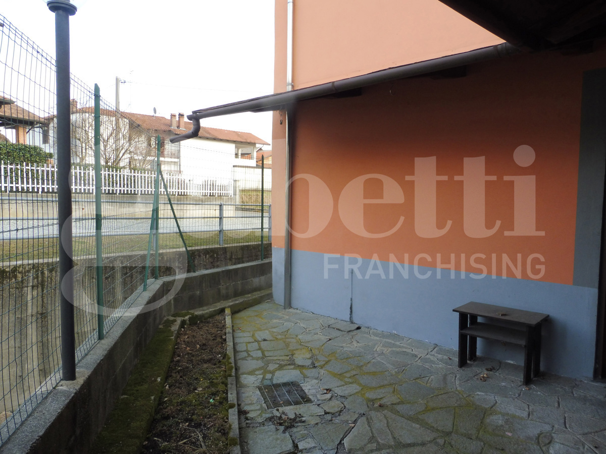 Casa indipendente con giardino a Cossato