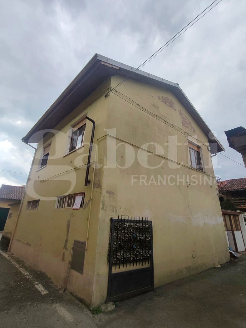 Casa indipendente da ristrutturare a Cerrione