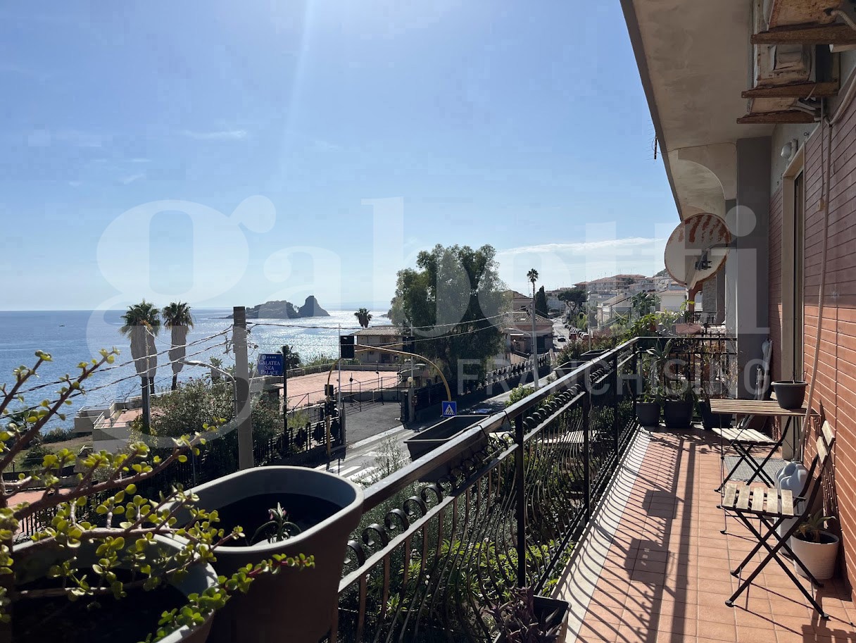 Attico vista mare a Aci Castello