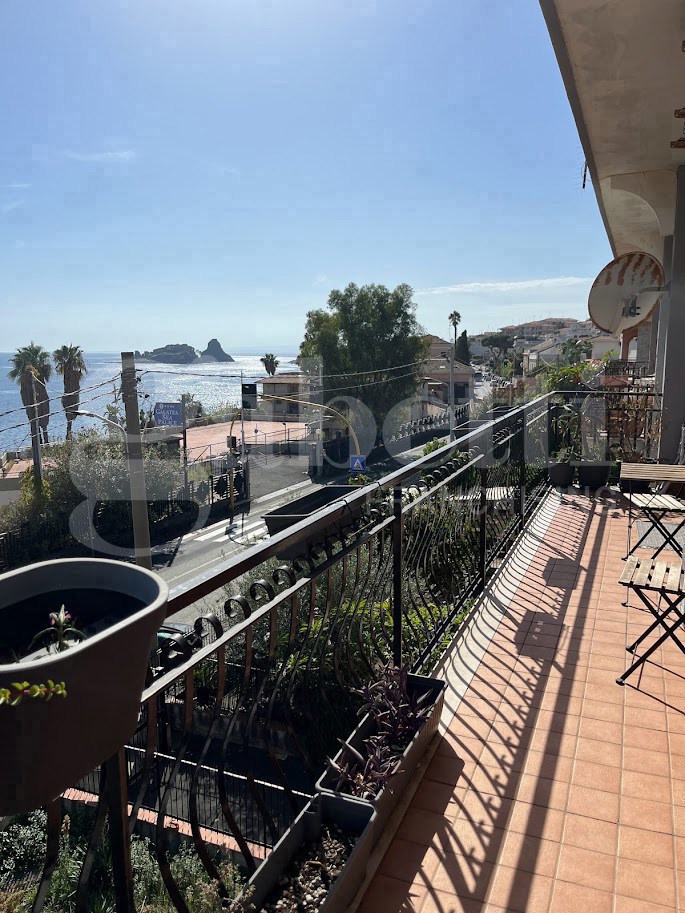 Attico vista mare a Aci Castello