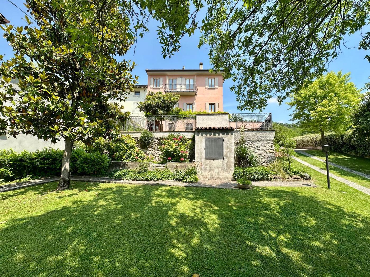 Villa con giardino a Monzambano