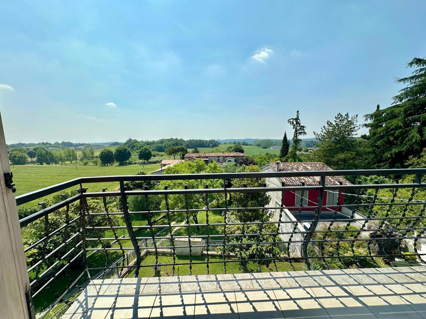 Villa con giardino a Monzambano