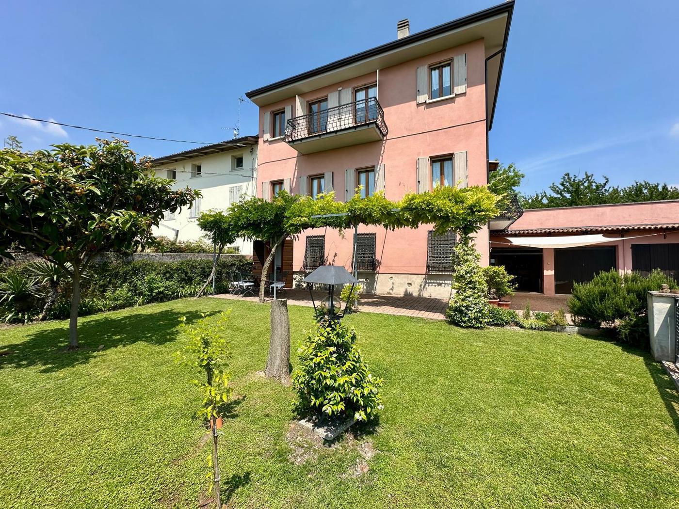 Villa con giardino a Monzambano