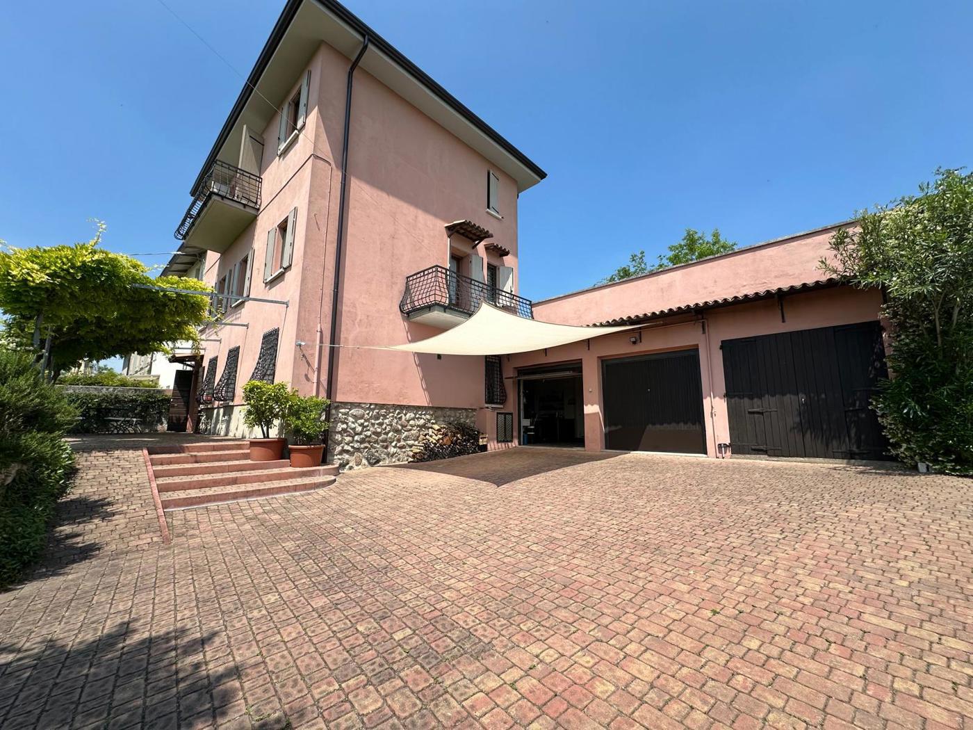 Villa con giardino a Monzambano
