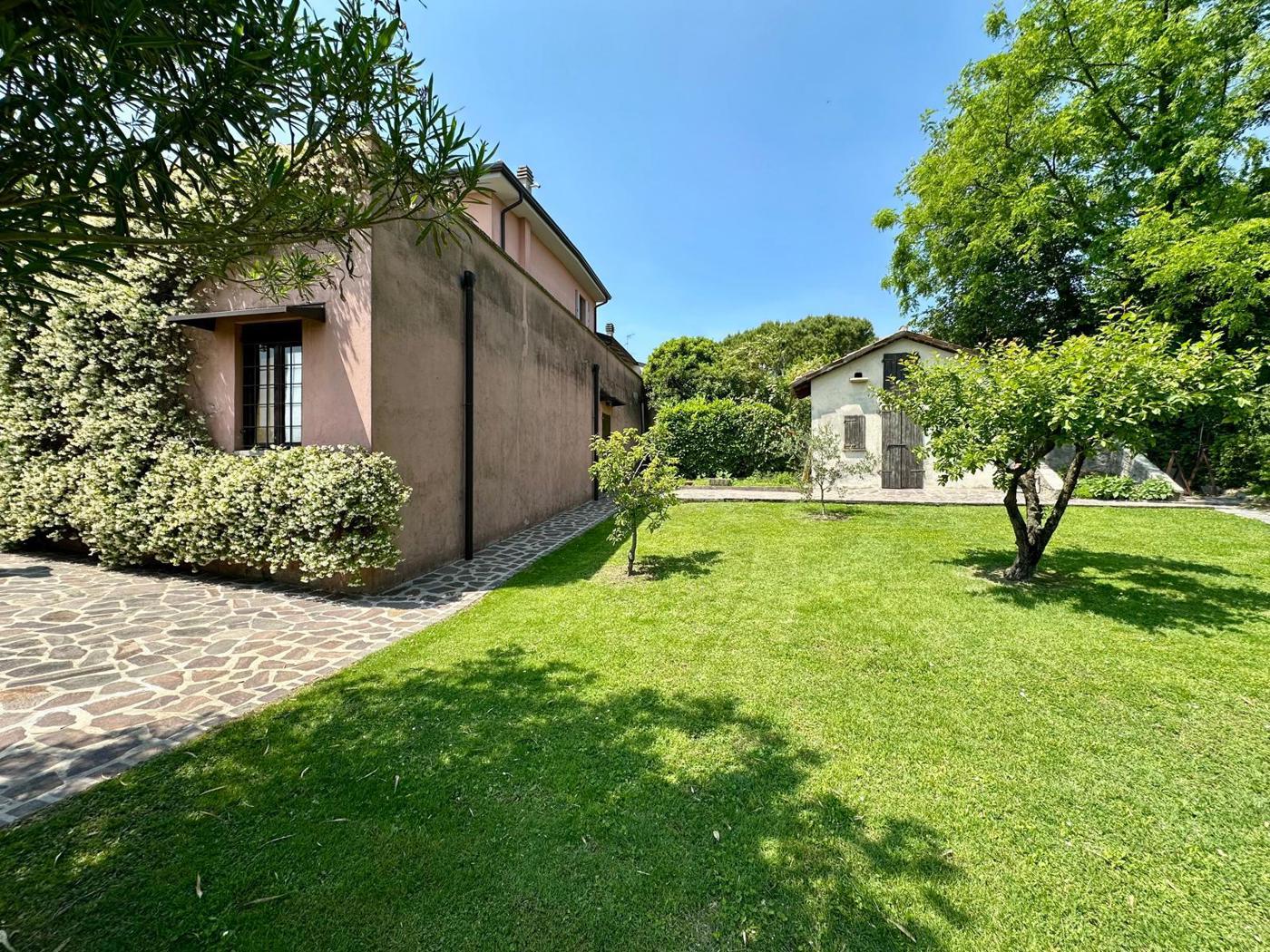 Villa con giardino a Monzambano