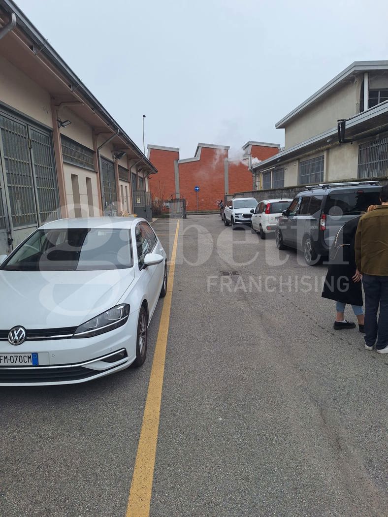 Capannone con box doppio a Rozzano