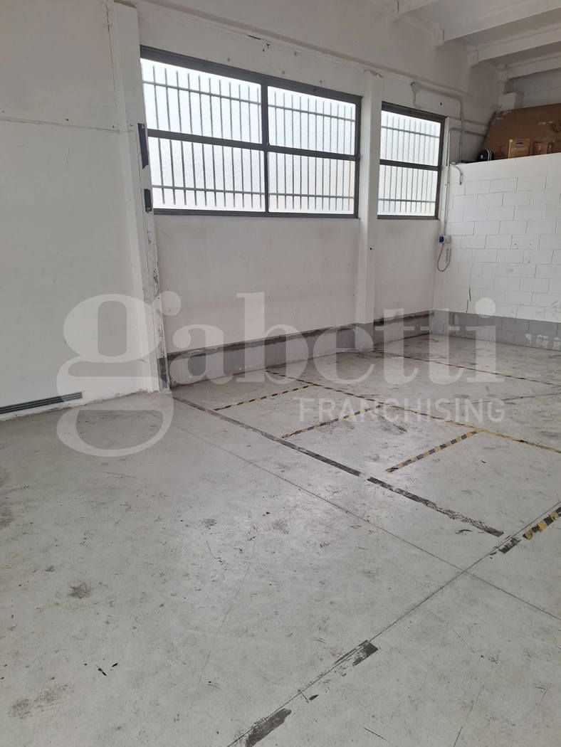 Capannone con box doppio a Rozzano