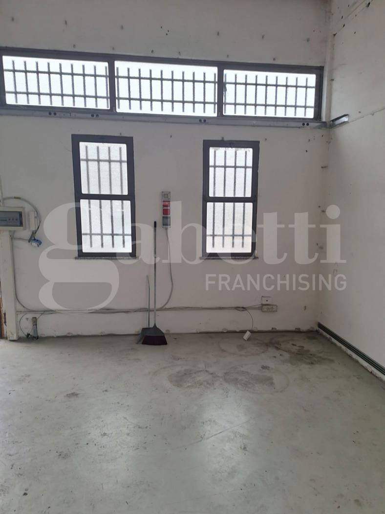 Capannone con box doppio a Rozzano