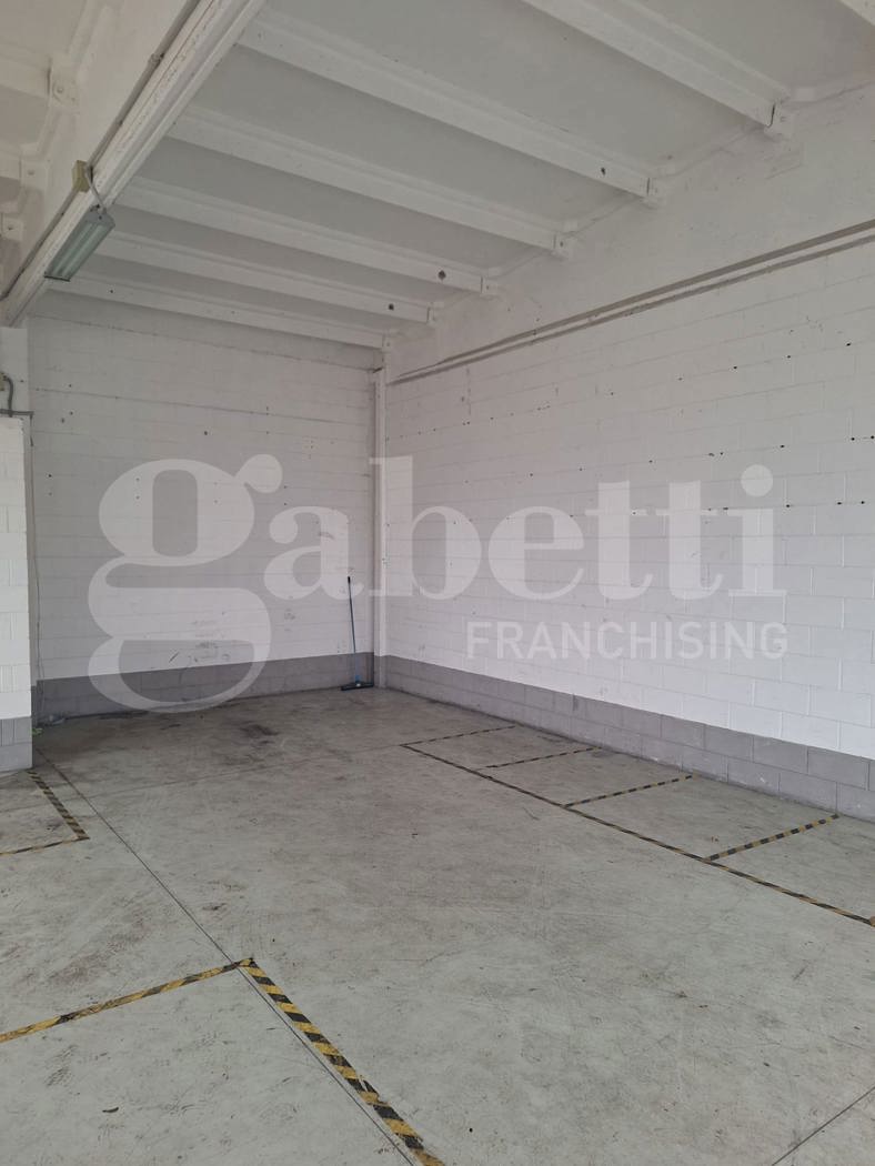 Capannone con box doppio a Rozzano