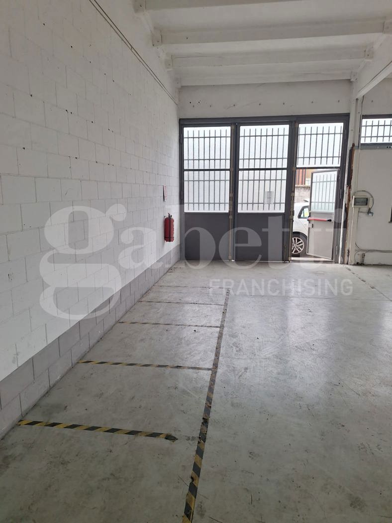 Capannone con box doppio a Rozzano