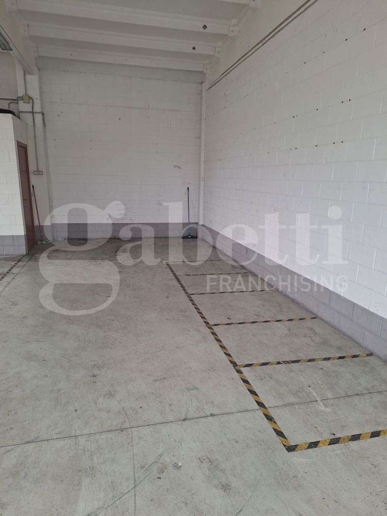 Capannone con box doppio a Rozzano