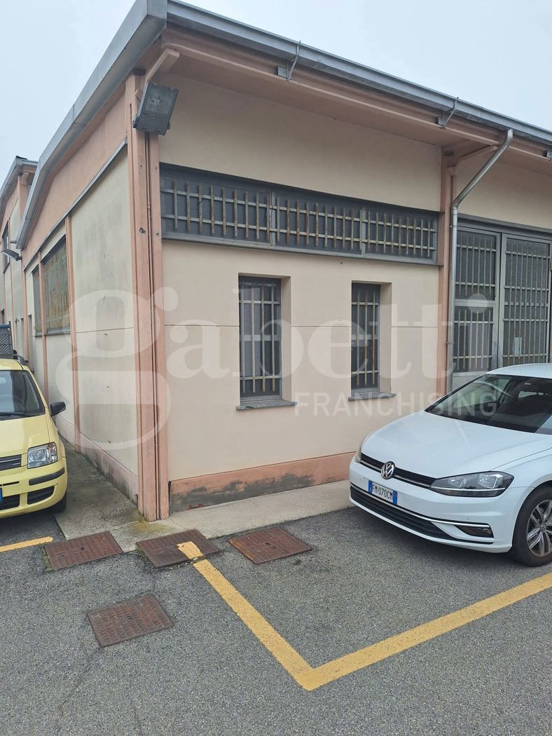 Capannone con box doppio a Rozzano