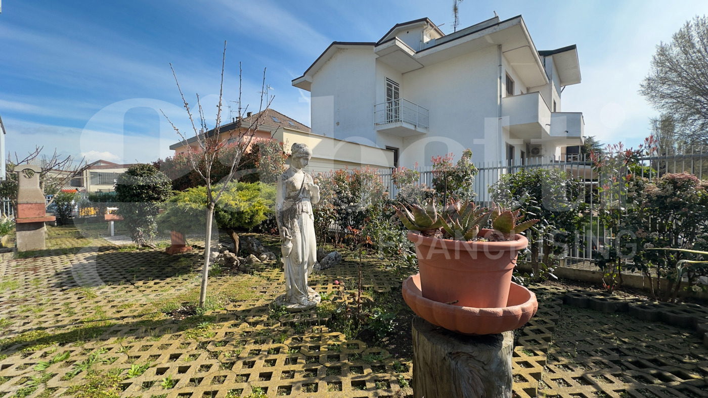 Villa Bifamiliare con giardino a Pieve Emanuele