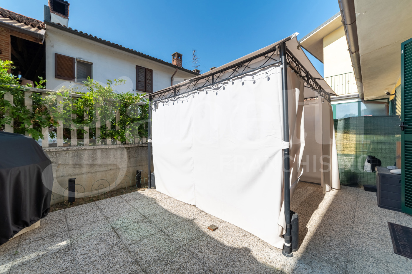 Villa con giardino a Vellezzo Bellini
