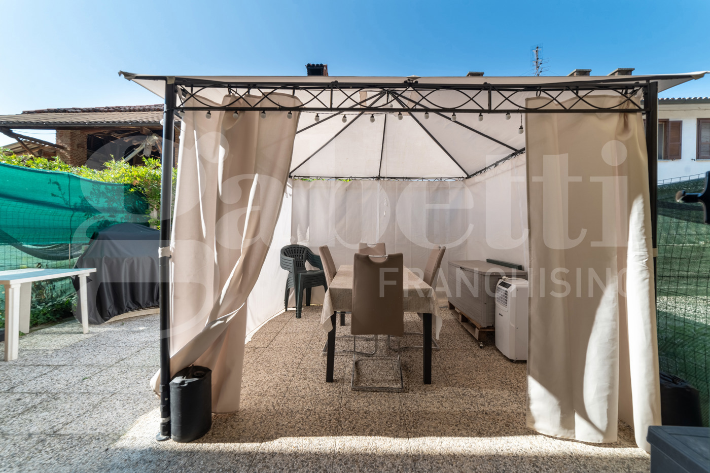 Villa con giardino a Vellezzo Bellini