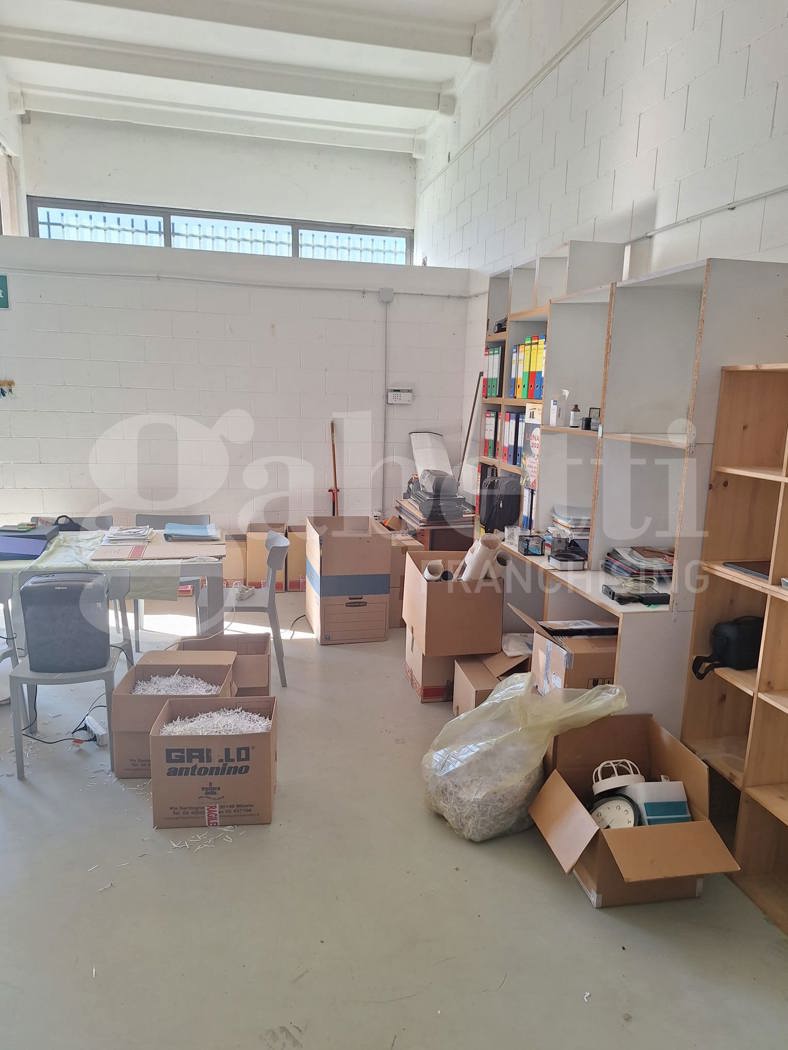 Capannone con box doppio a Rozzano