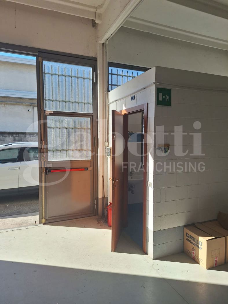 Capannone con box doppio a Rozzano