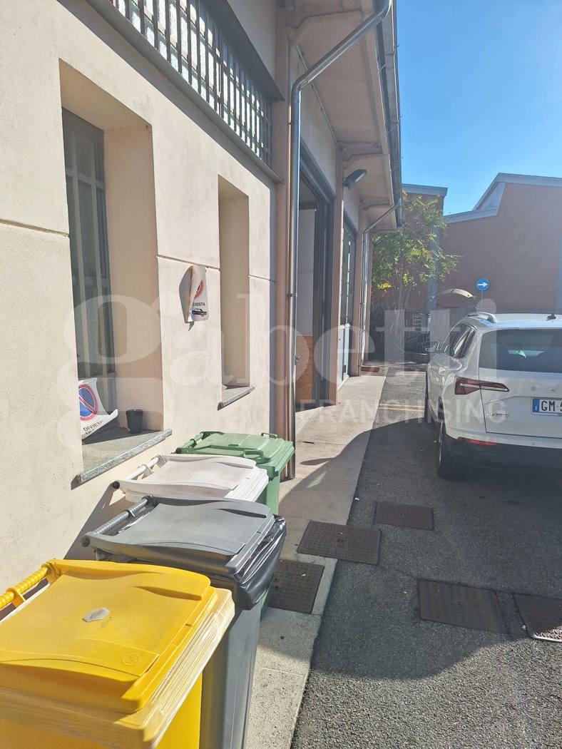 Capannone con box doppio a Rozzano