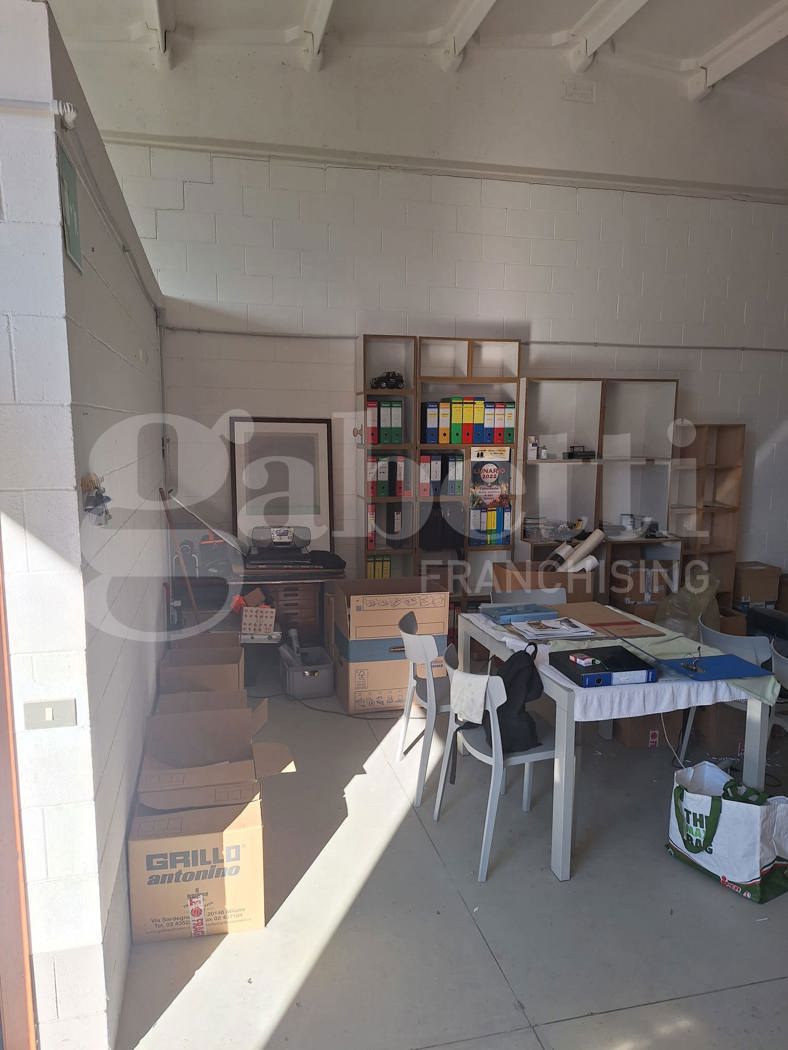 Capannone con box doppio a Rozzano