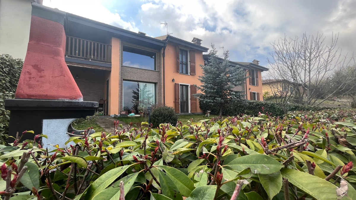 Villa Bifamiliare con giardino a Stradella