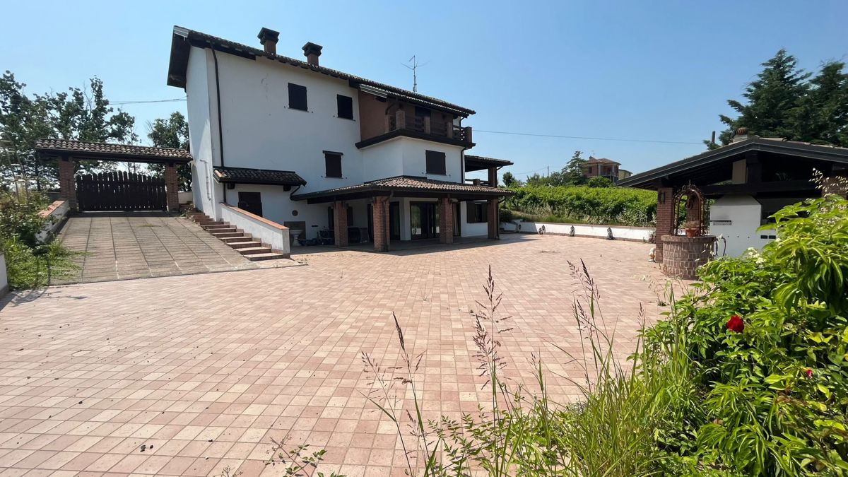 Villa con giardino a Ziano Piacentino