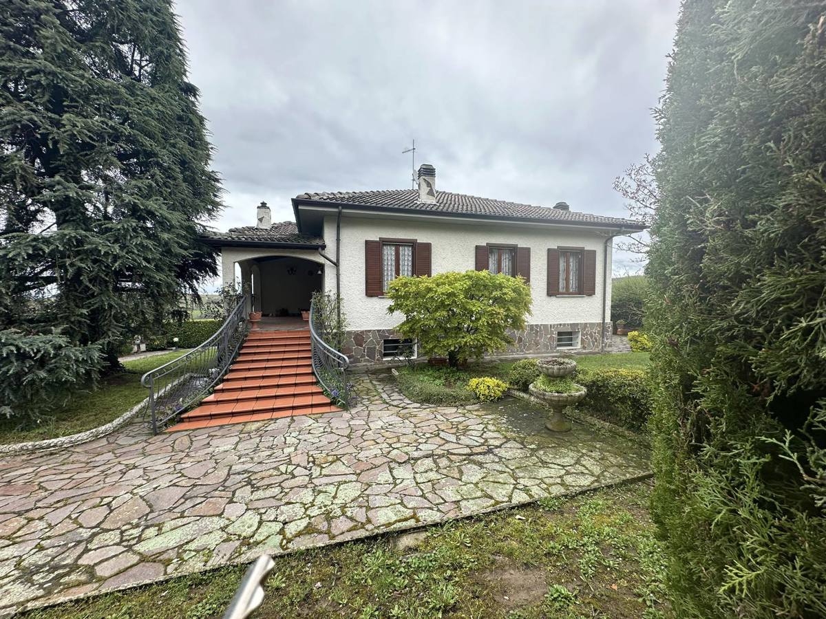Villa con giardino a Montecalvo Versiggia