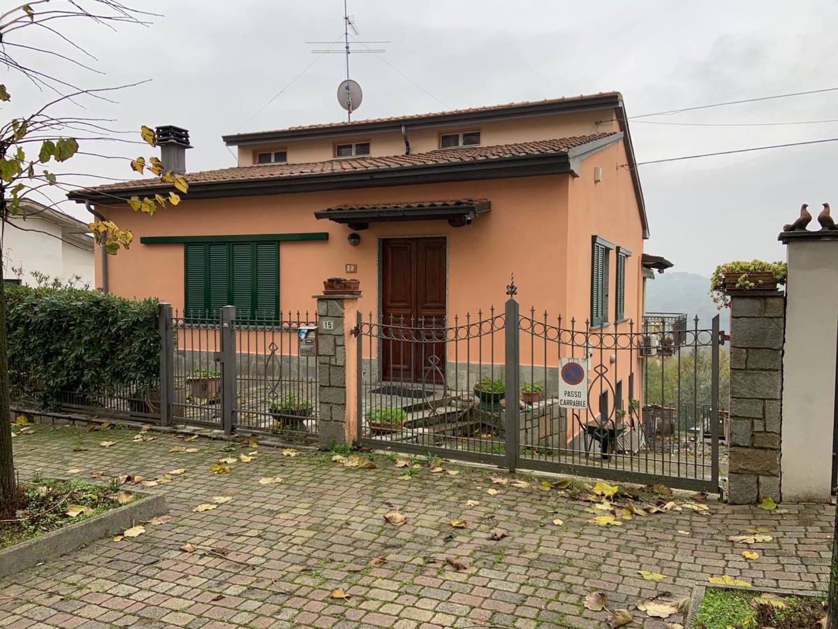 Villa con giardino a Castana