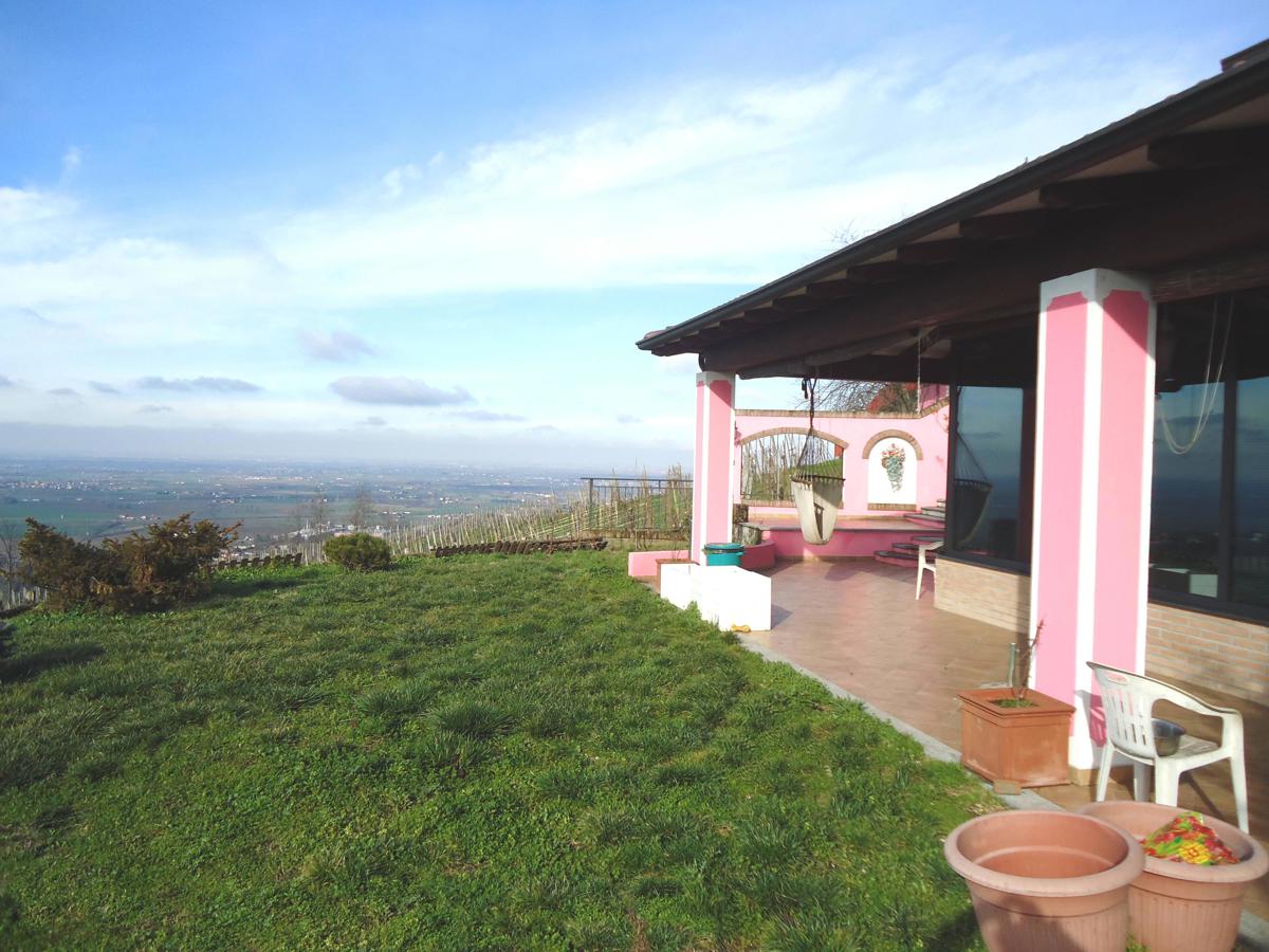 Villa con giardino a Pietra de' Giorgi