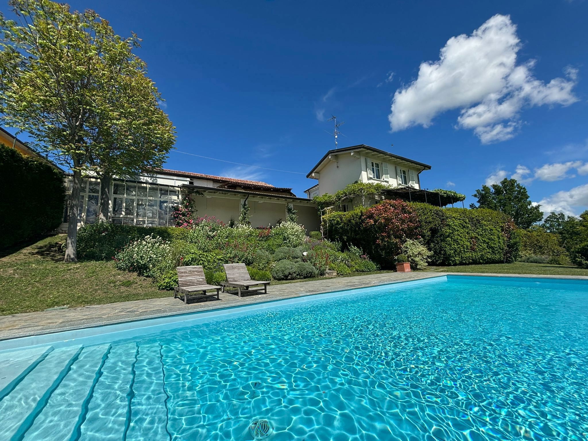 Villa con giardino a Montecalvo Versiggia