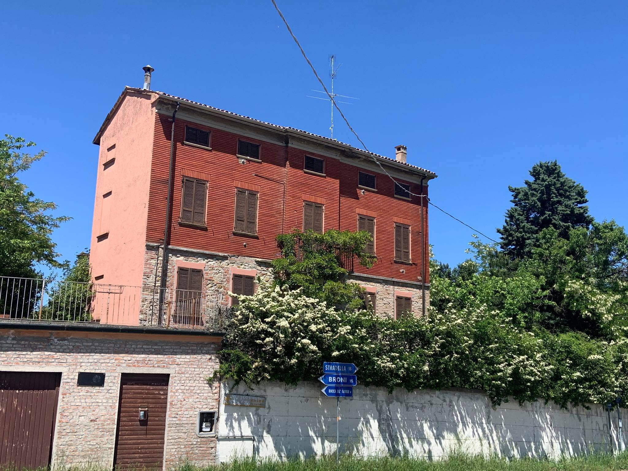 Casa indipendente con giardino a Montecalvo Versiggia