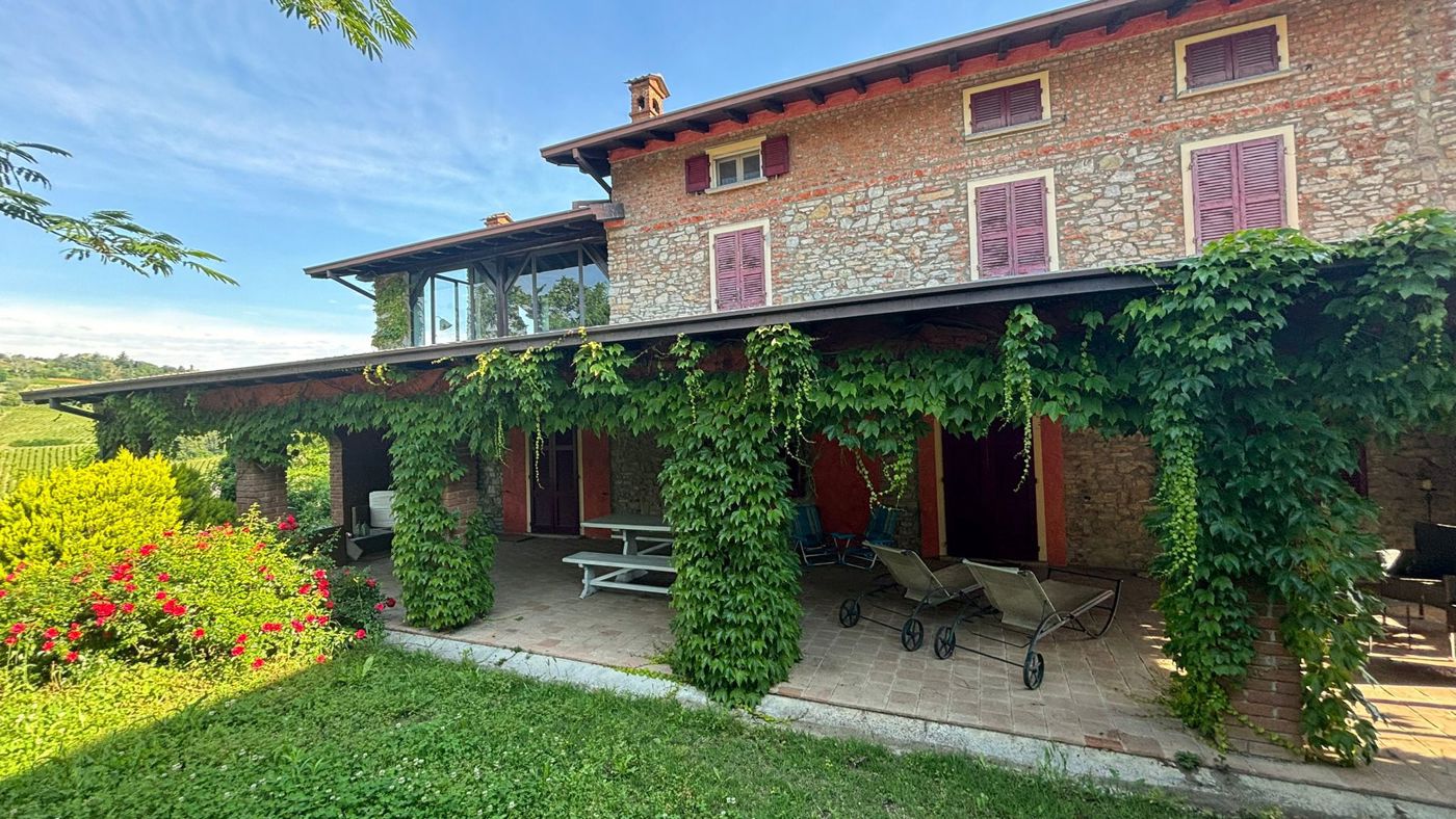 Villa con giardino a Golferenzo