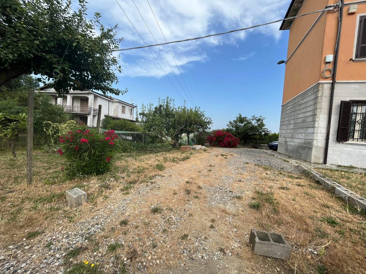 Villa con giardino a Rovescala