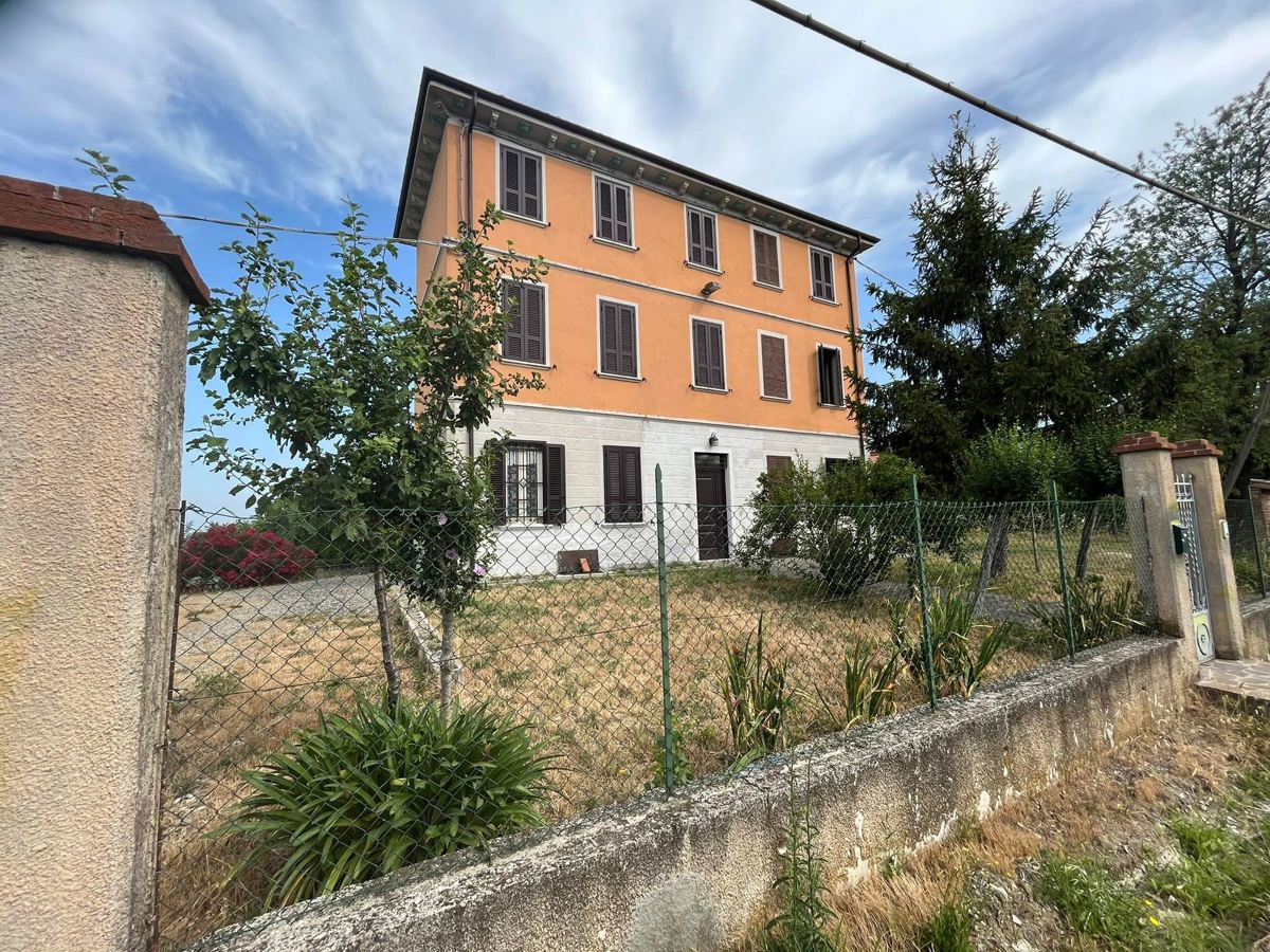 Villa con giardino a Rovescala