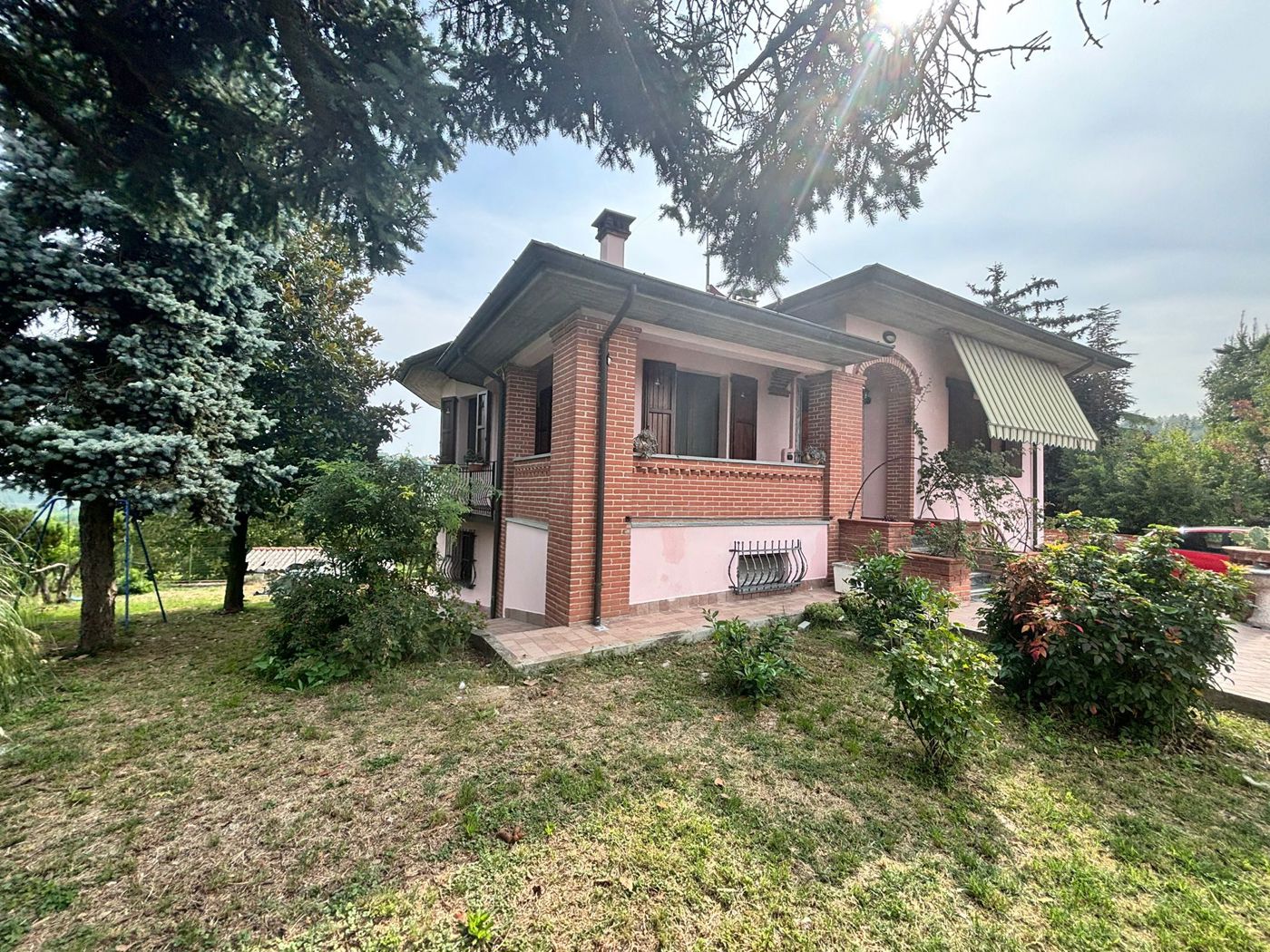Villa con giardino a Castana