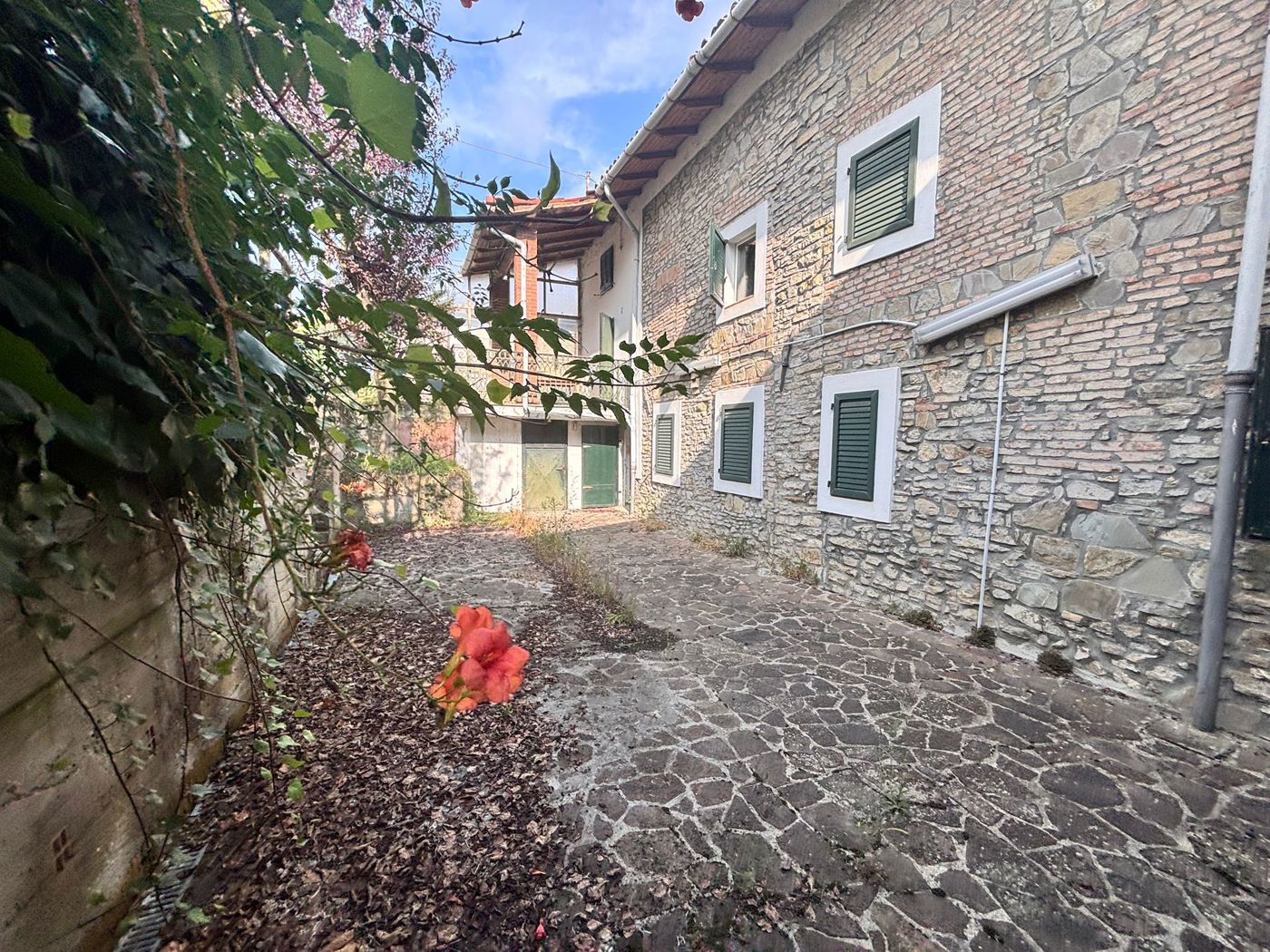 Rustico con giardino a Colli Verdi