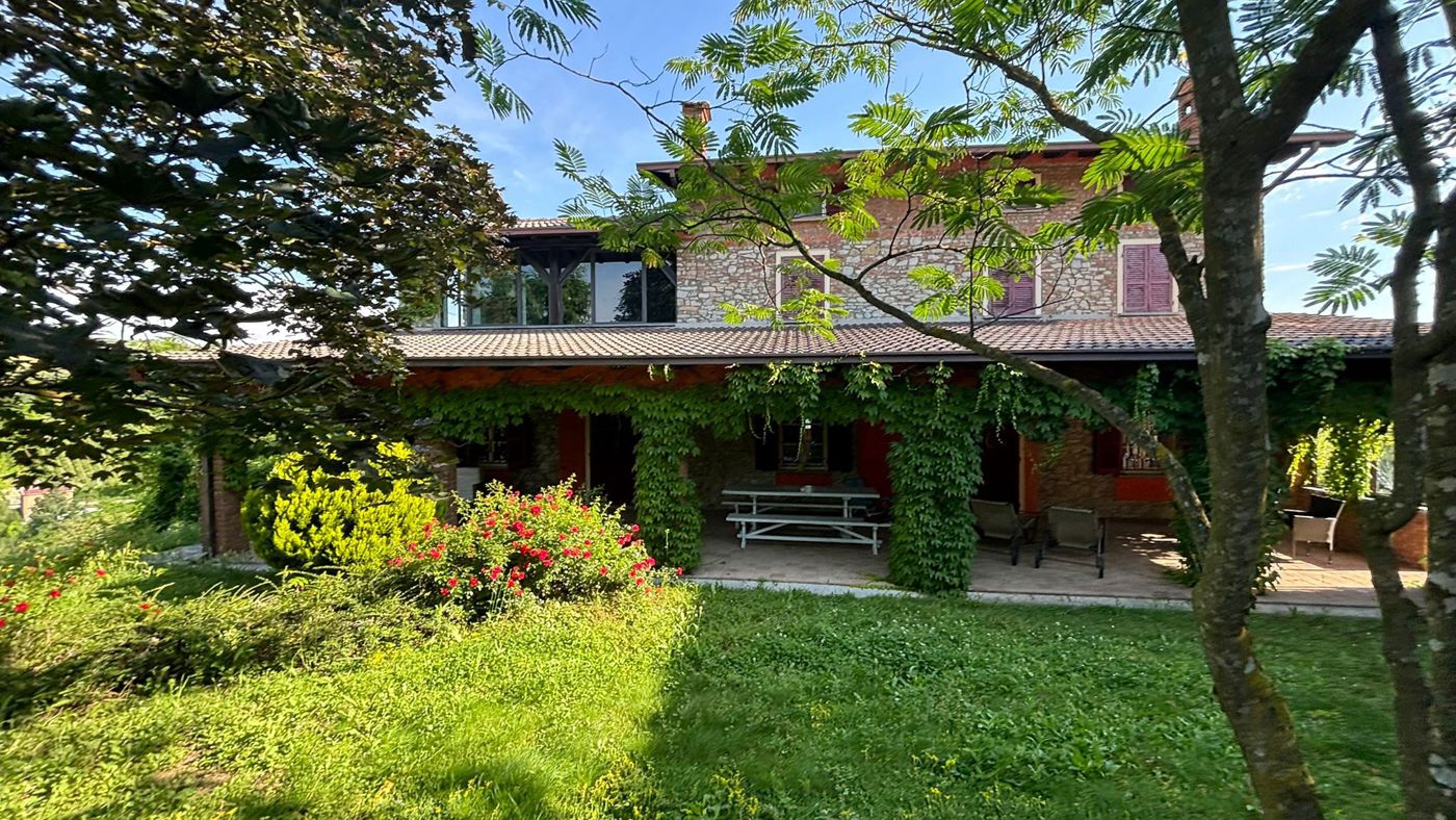 Villa con giardino a Golferenzo