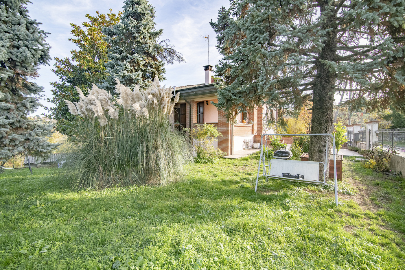 Villa con giardino a Castana