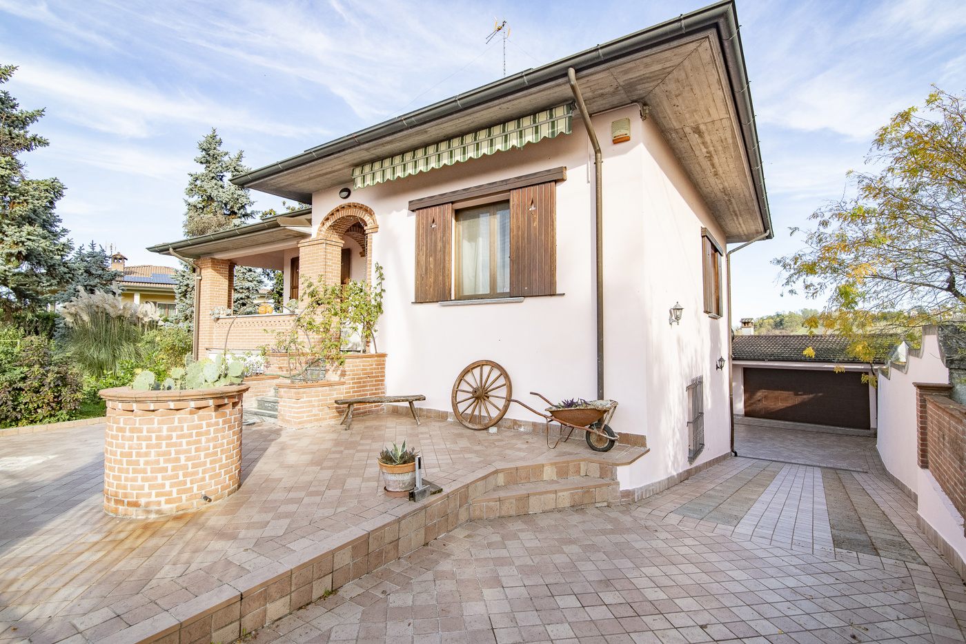 Villa con giardino a Castana