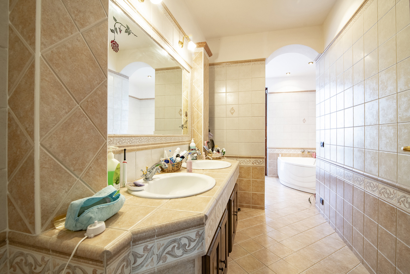 Villa con giardino a Castana