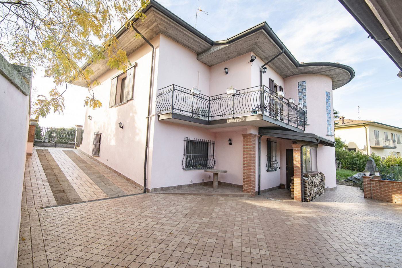 Villa con giardino a Castana