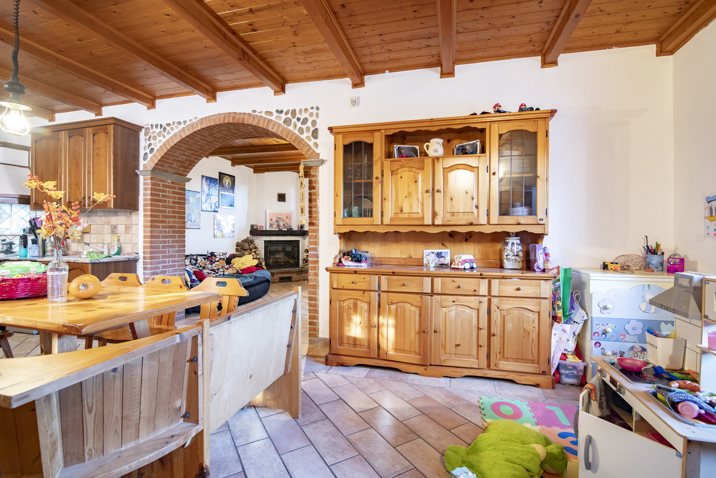 Villa con giardino a Castana