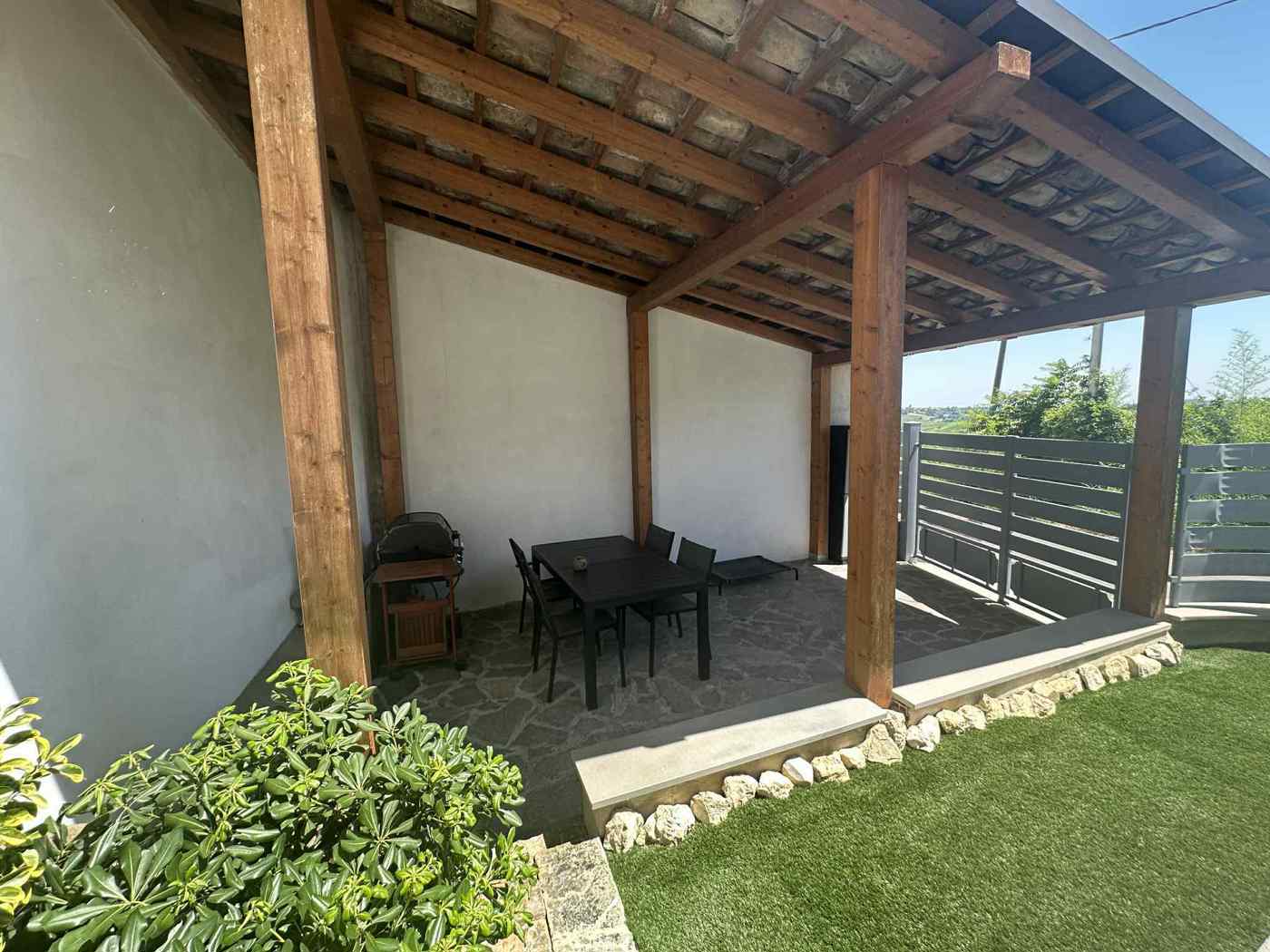 Rustico con giardino a Mont� Beccaria