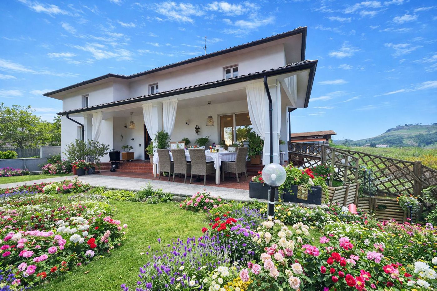 Villa con giardino a Montescano