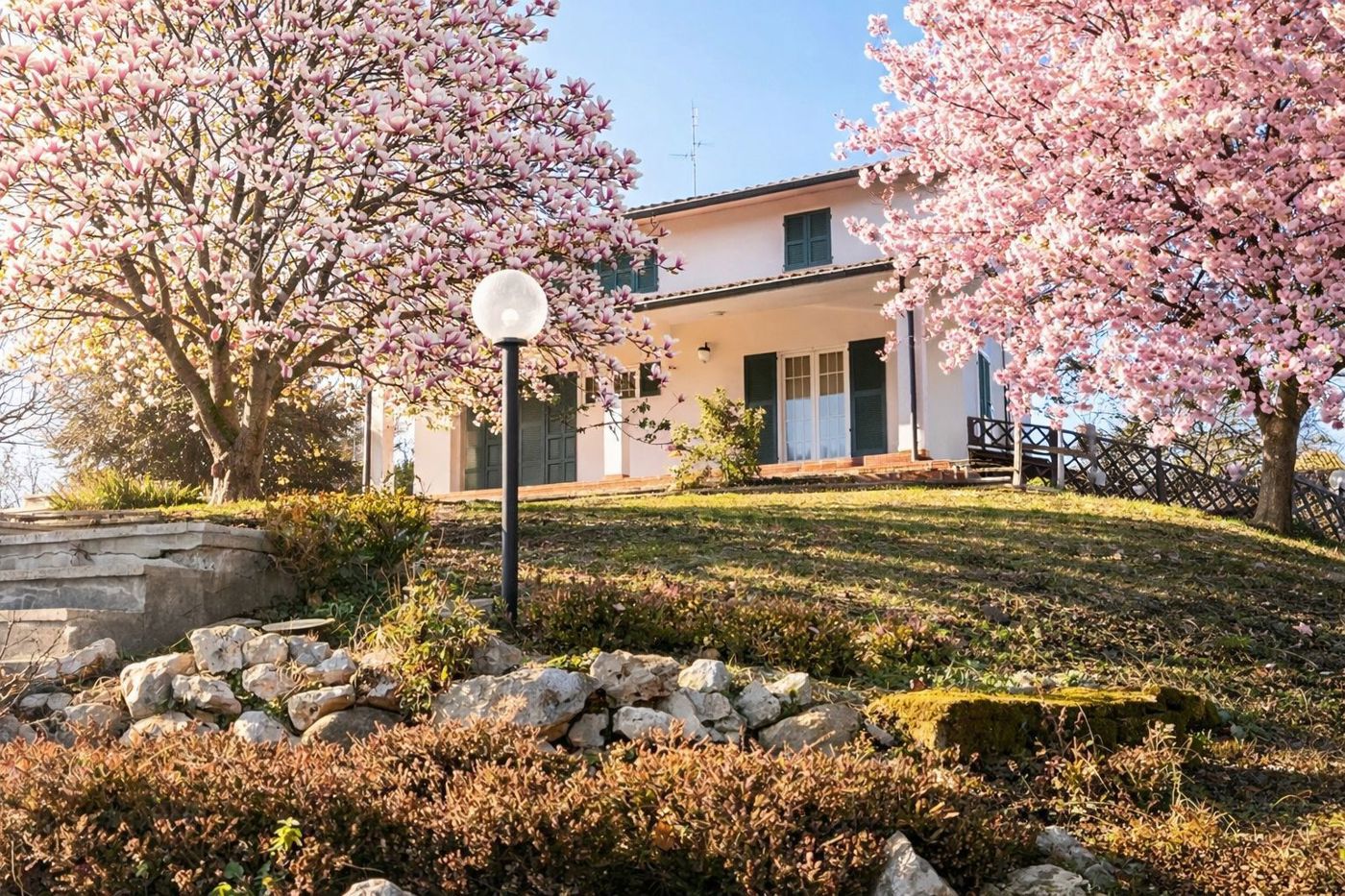 Villa con giardino a Montescano