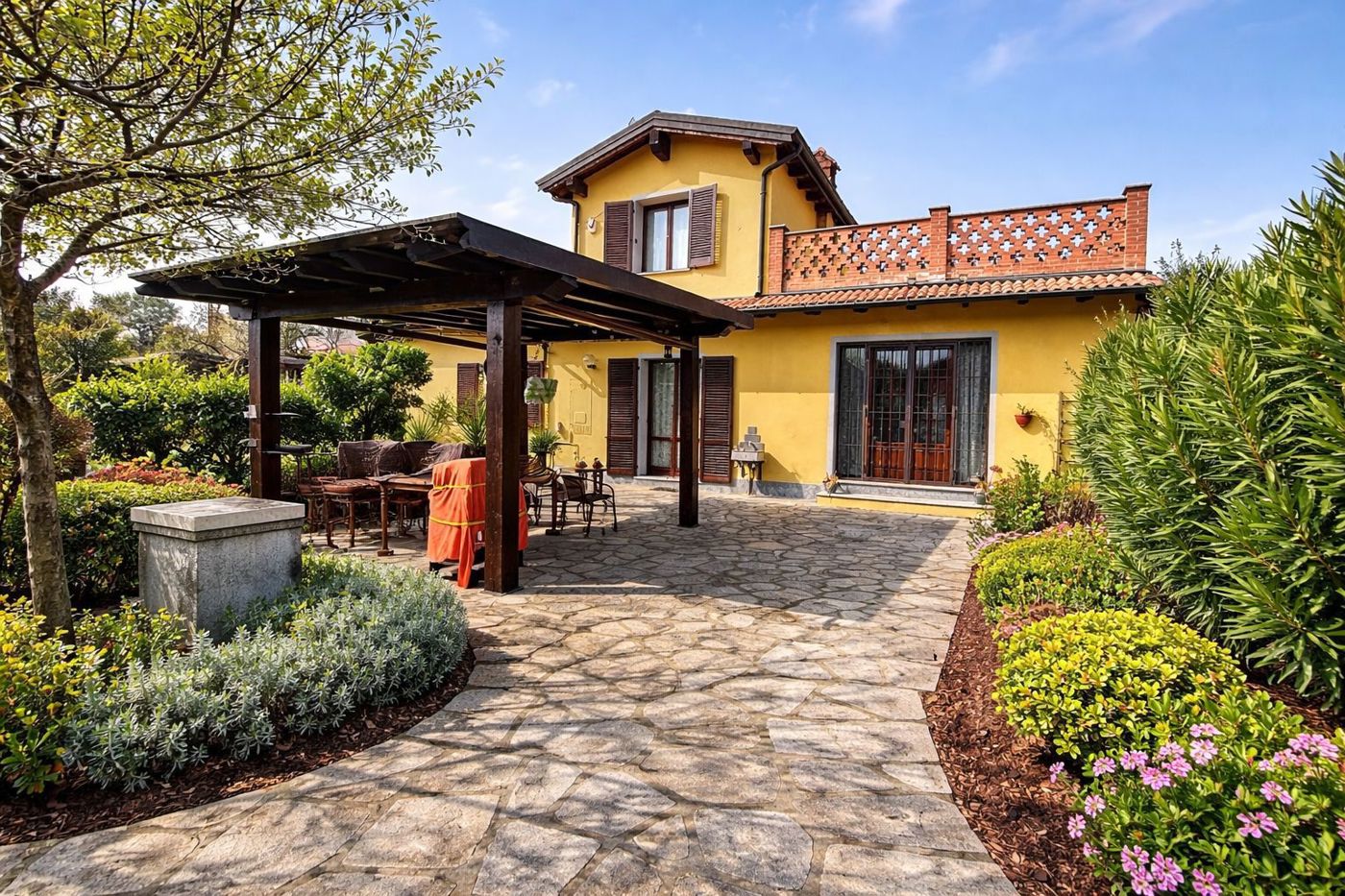 Villa con giardino a Stradella