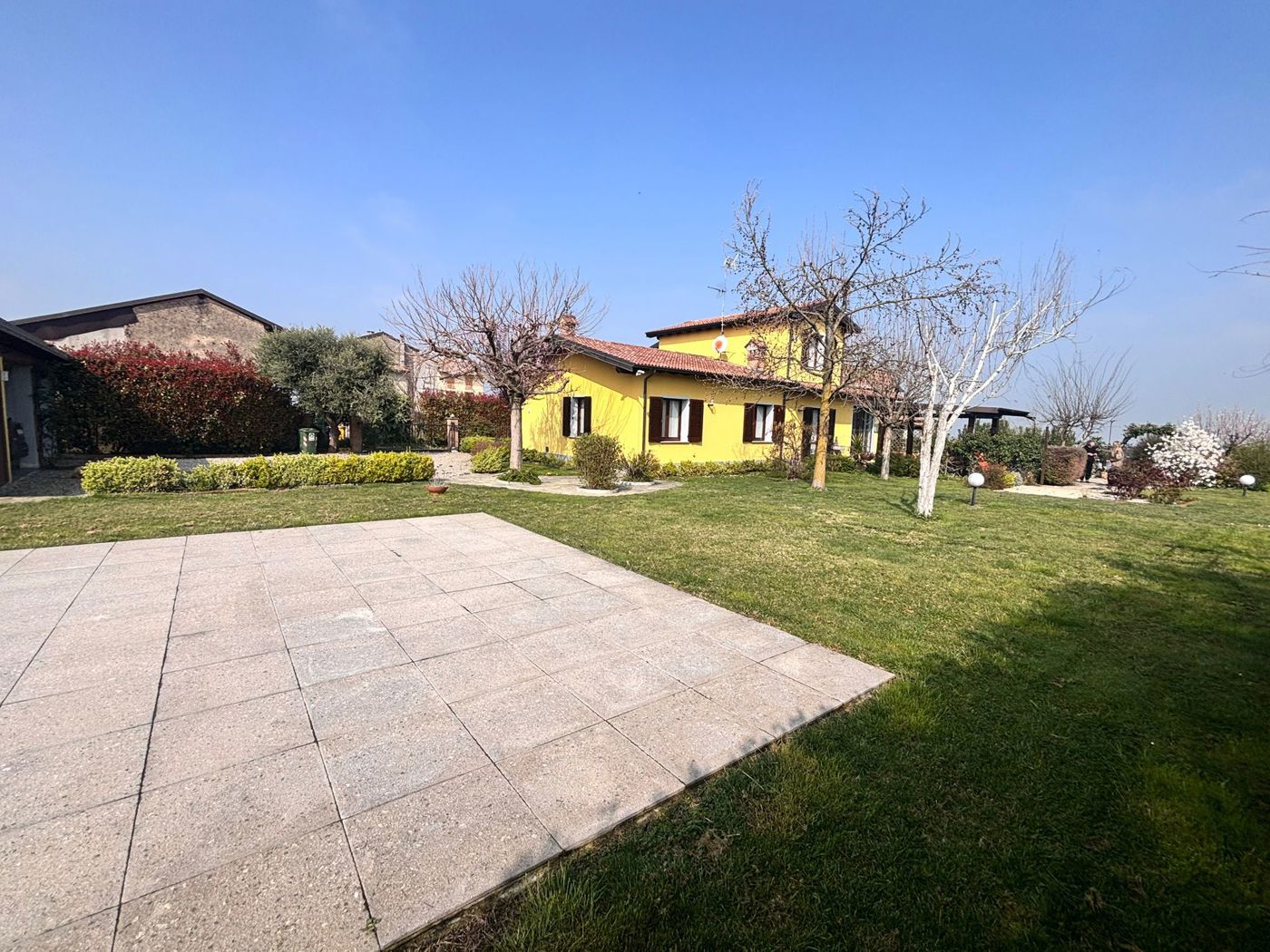 Villa con giardino a Stradella