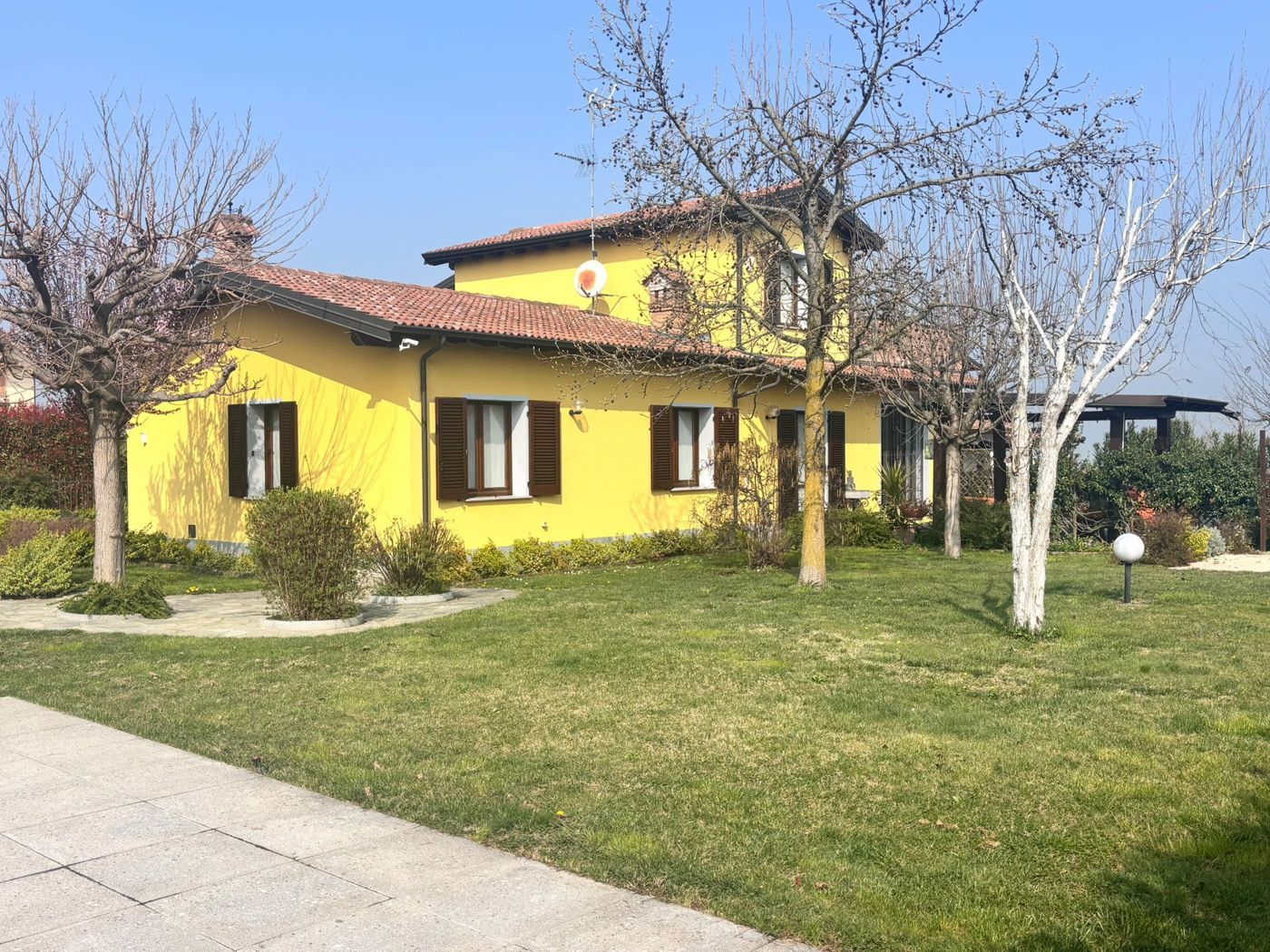 Villa con giardino a Stradella