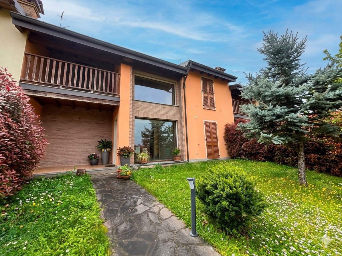 Villa Bifamiliare con giardino a Stradella